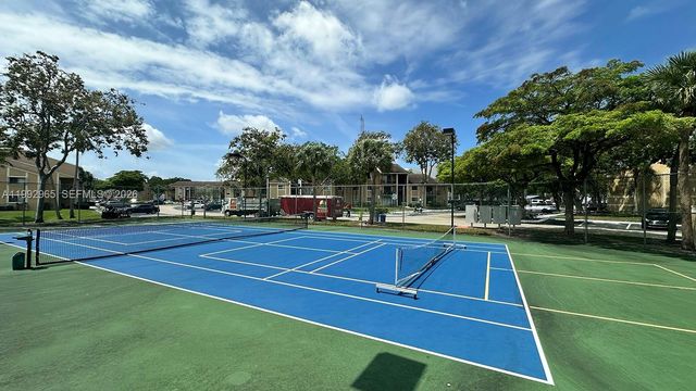 450 W Palm Cir W 207, Pembroke Pines, FL 33025