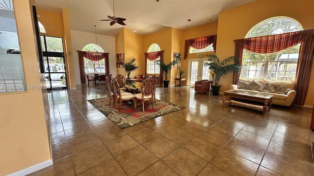 450 W Palm Cir W 207, Pembroke Pines, FL 33025