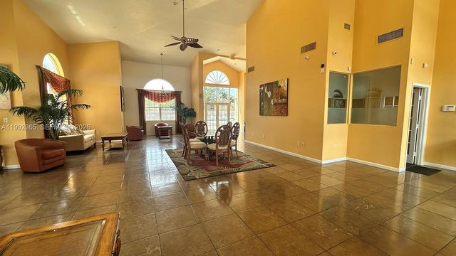 450 W Palm Cir W 207, Pembroke Pines, FL 33025