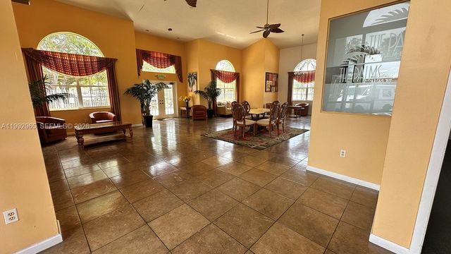 450 W Palm Cir W 207, Pembroke Pines, FL 33025