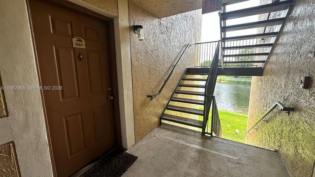 450 W Palm Cir W 207, Pembroke Pines, FL 33025