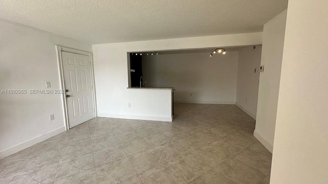 450 W Palm Cir W 207, Pembroke Pines, FL 33025