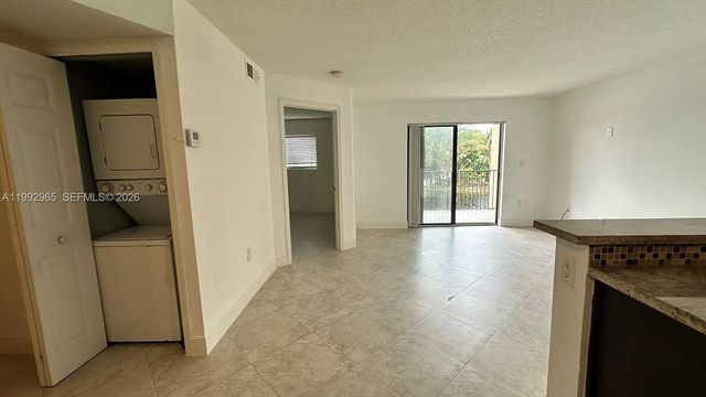 450 W Palm Cir W 207, Pembroke Pines, FL 33025