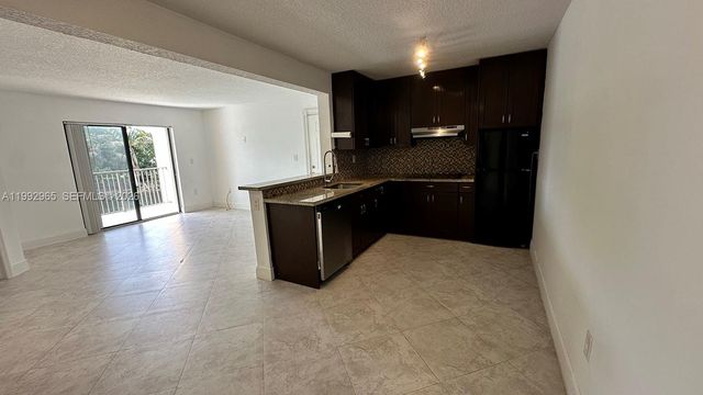 450 W Palm Cir W 207, Pembroke Pines, FL 33025