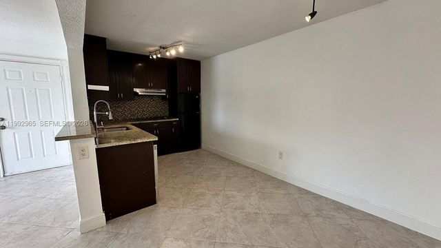 450 W Palm Cir W 207, Pembroke Pines, FL 33025