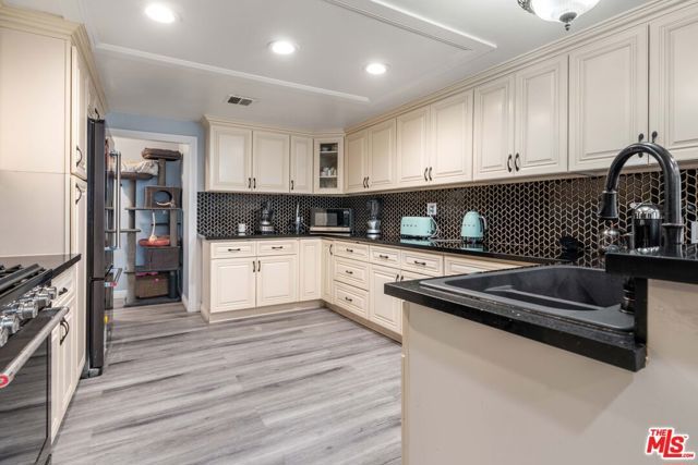 6214 Goodland Avenue, Los Angeles, CA 91606