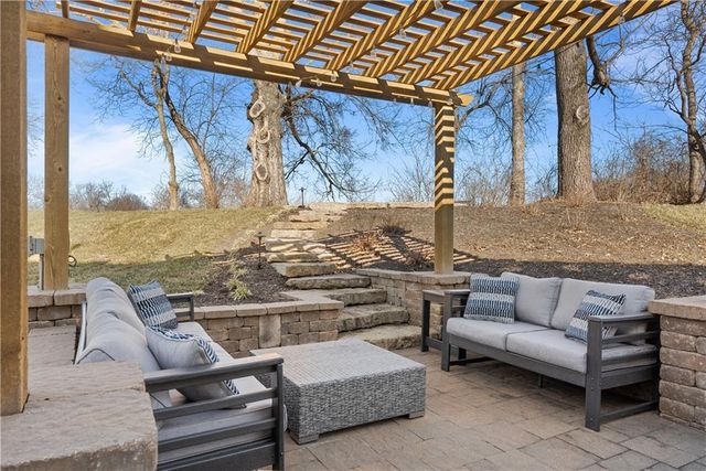 2322 SW River Trail road Road, Lee's Summit, MO 64082