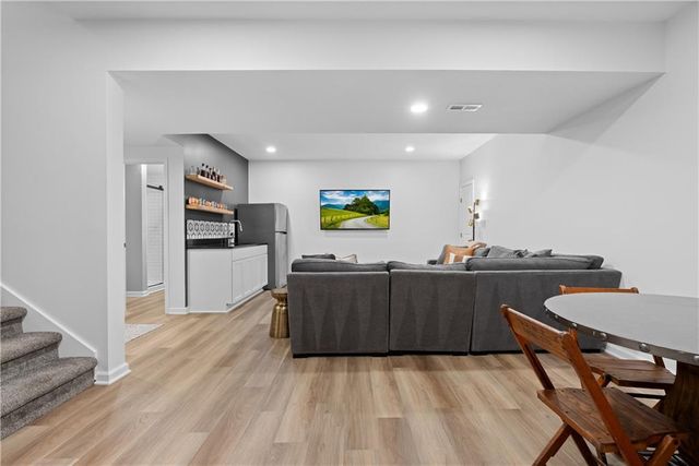 2322 SW River Trail road Road, Lee's Summit, MO 64082