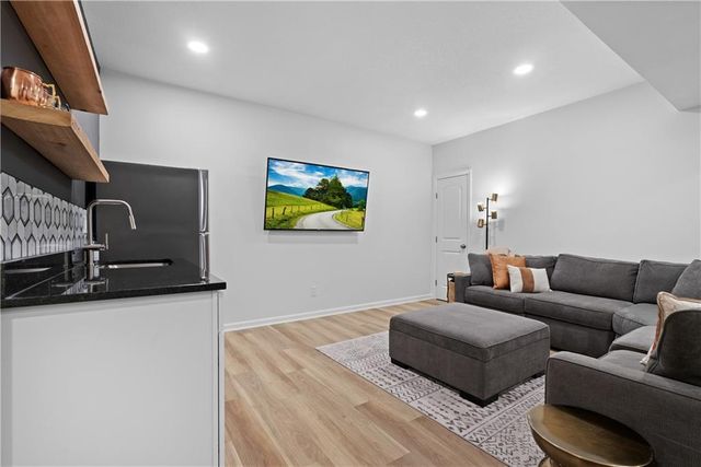 2322 SW River Trail road Road, Lee's Summit, MO 64082