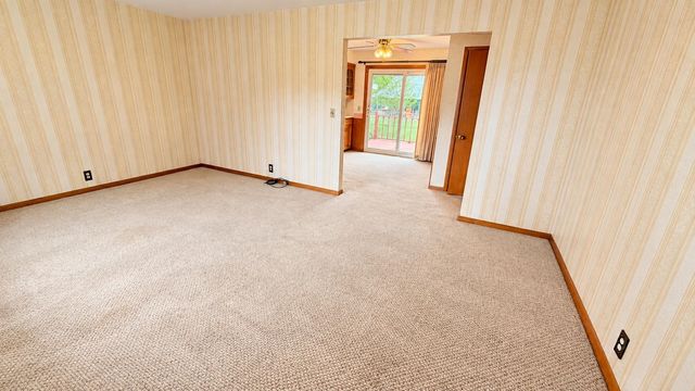 2419 Simmons St, Salina, KS 67401