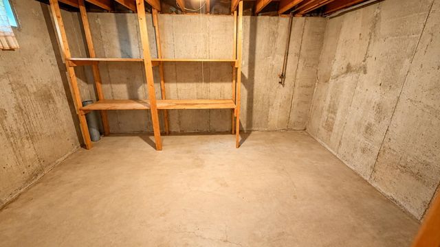 2419 Simmons St, Salina, KS 67401