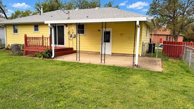 2419 Simmons St, Salina, KS 67401