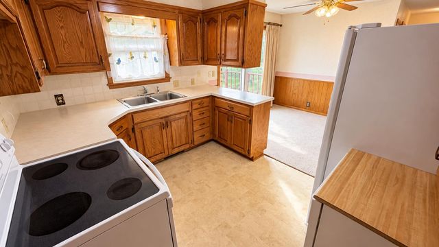 2419 Simmons St, Salina, KS 67401