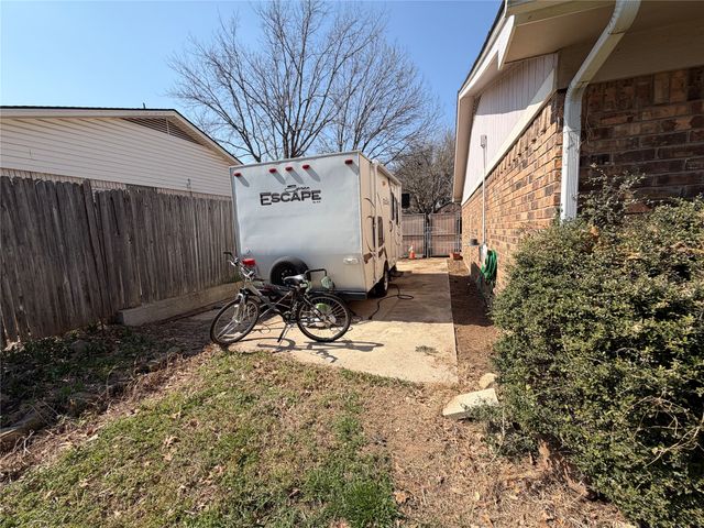 2721 Lucas Drive, Arlington, TX 76015