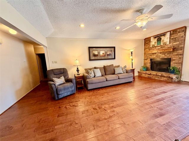 2721 Lucas Drive, Arlington, TX 76015