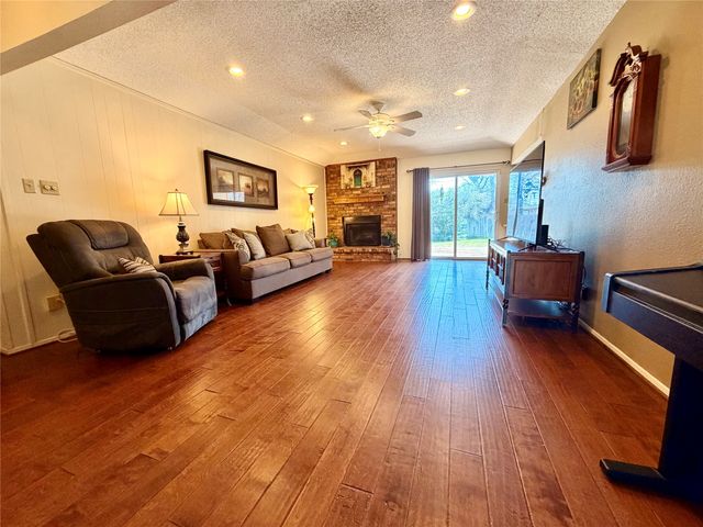 2721 Lucas Drive, Arlington, TX 76015