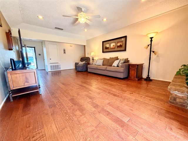 2721 Lucas Drive, Arlington, TX 76015