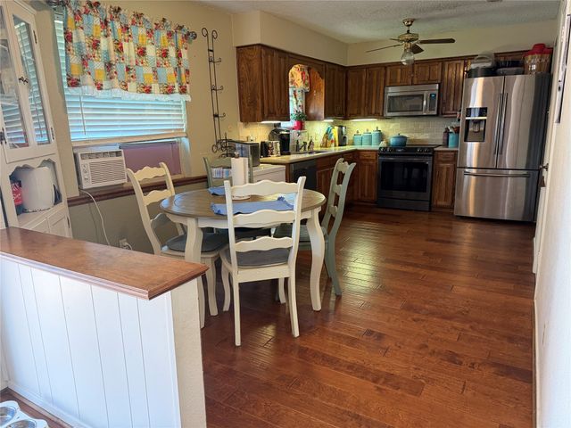 2721 Lucas Drive, Arlington, TX 76015