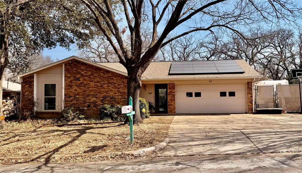 2721 Lucas Drive, Arlington, TX 76015