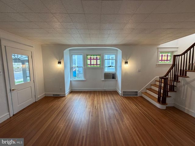 140 E WALNUT ST, Sellersville, PA 18960