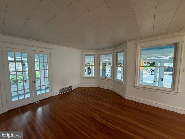 140 E WALNUT ST, Sellersville, PA 18960