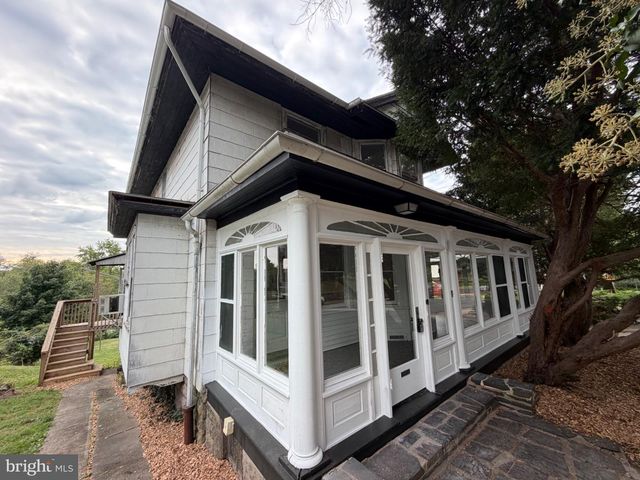 140 E WALNUT ST, Sellersville, PA 18960