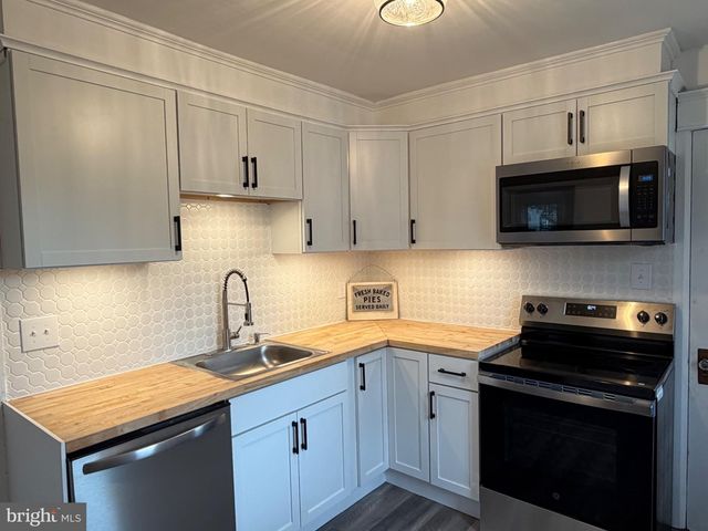 140 E WALNUT ST, Sellersville, PA 18960