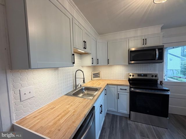 140 E WALNUT ST, Sellersville, PA 18960