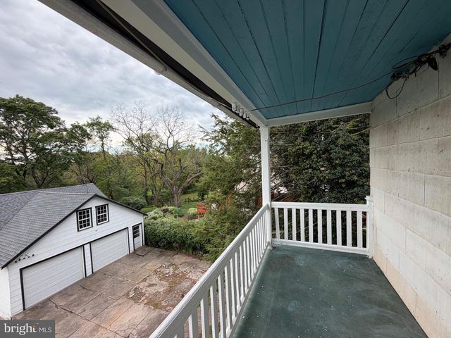 140 E WALNUT ST, Sellersville, PA 18960