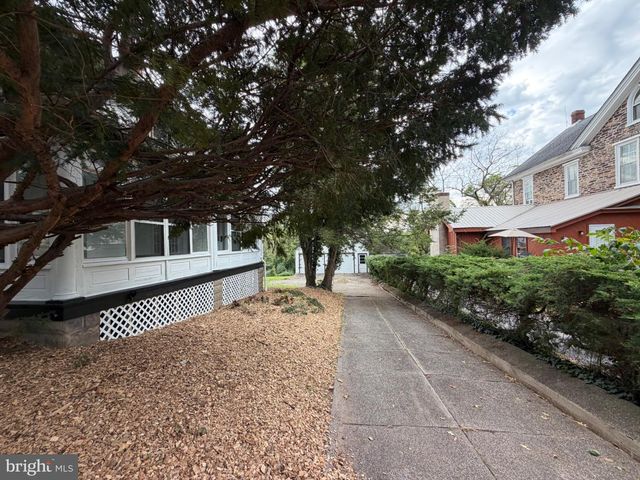 140 E WALNUT ST, Sellersville, PA 18960