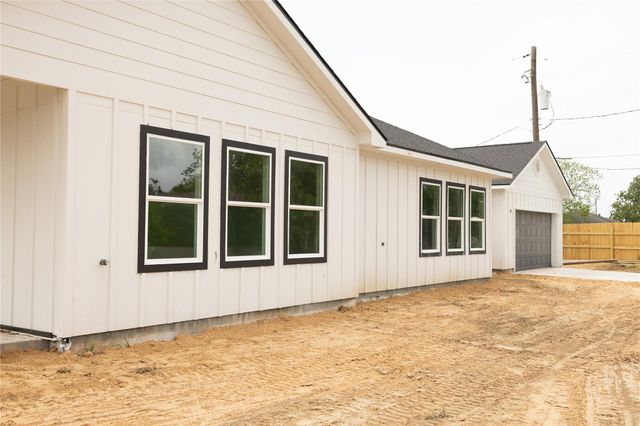 1300 Edison Avenue, Baytown, TX 77520