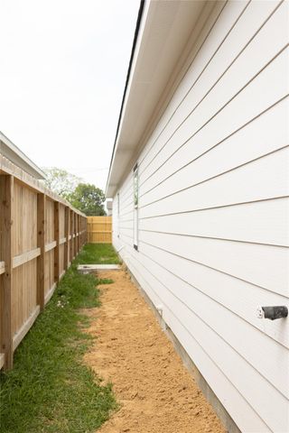 1300 Edison Avenue, Baytown, TX 77520