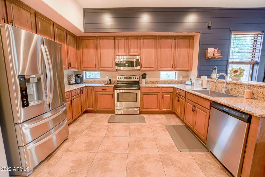 Image 11 of property listing at 1761 S Alder Leaf Lane, Show Low, AZ 85901