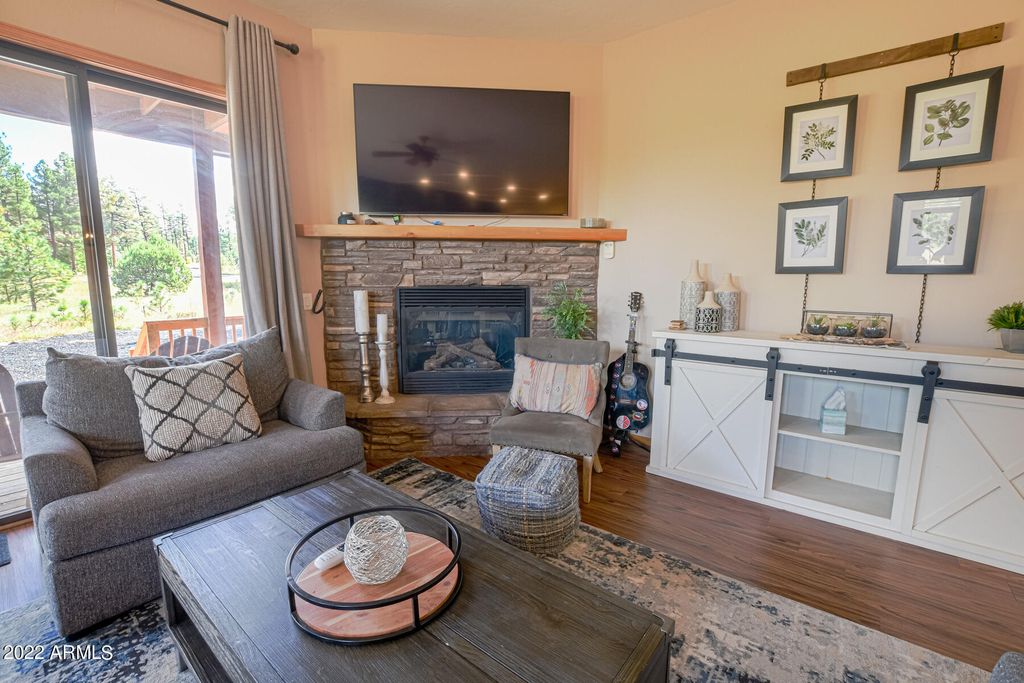 Image 7 of property listing at 1761 S Alder Leaf Lane, Show Low, AZ 85901