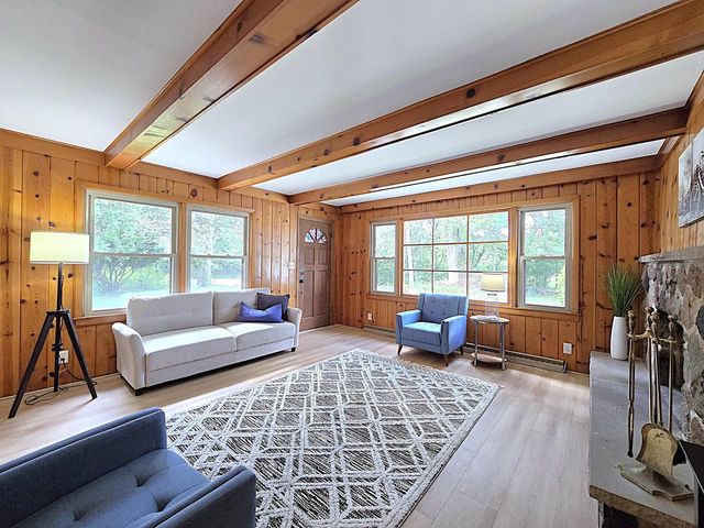N92W29368 Center Oak ROAD, Hartland, WI 53029