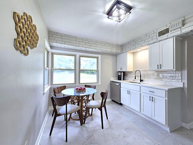 N92W29368 Center Oak ROAD, Hartland, WI 53029