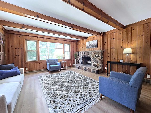 N92W29368 Center Oak ROAD, Hartland, WI 53029