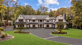 16 Cowpath, Brookville, NY 11545