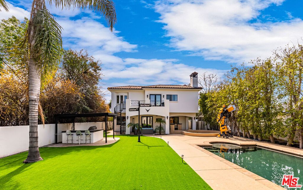 23123 Oxnard Street, Woodland Hills, CA 91367 — exterior