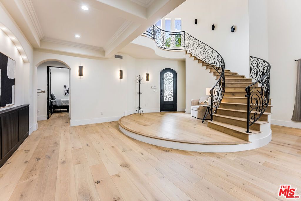 23123 Oxnard Street, Woodland Hills, CA 91367 — photo 2