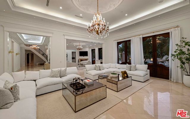 1021 N Crescent Drive, Beverly Hills, CA 90210