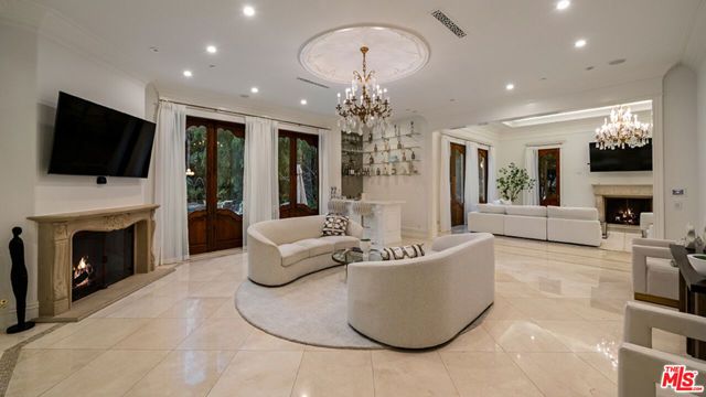 1021 N Crescent Drive, Beverly Hills, CA 90210