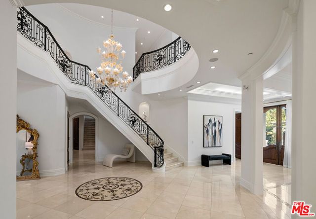 1021 N Crescent Drive, Beverly Hills, CA 90210