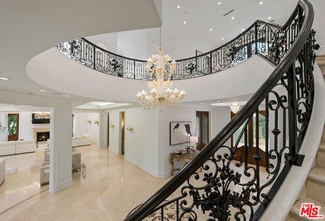 1021 N Crescent Drive, Beverly Hills, CA 90210