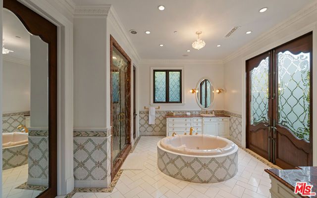 1021 N Crescent Drive, Beverly Hills, CA 90210