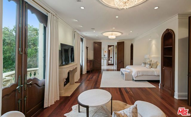 1021 N Crescent Drive, Beverly Hills, CA 90210