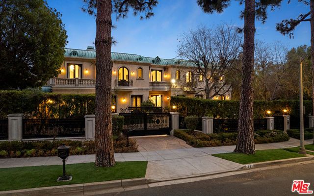1021 N Crescent Drive, Beverly Hills, CA 90210
