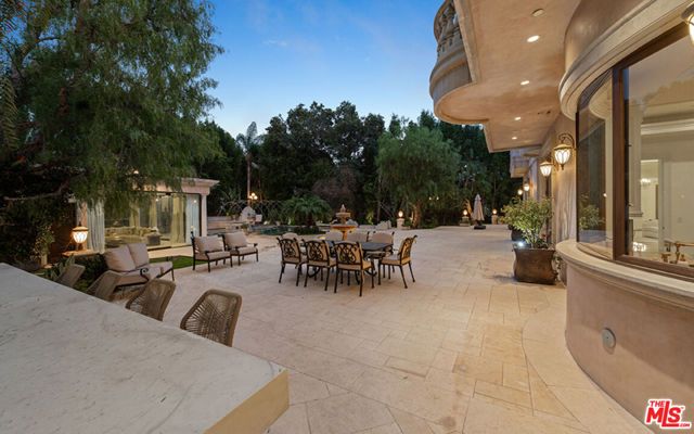 1021 N Crescent Drive, Beverly Hills, CA 90210