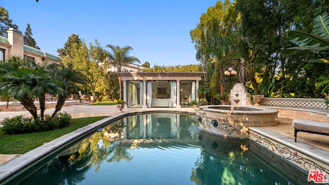 1021 N Crescent Drive, Beverly Hills, CA 90210