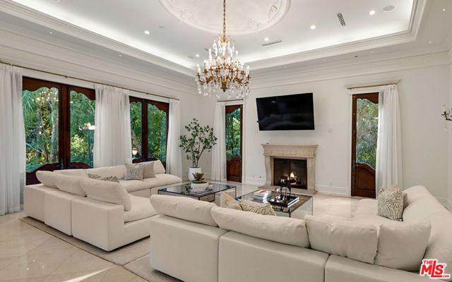 1021 N Crescent Drive, Beverly Hills, CA 90210